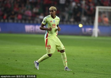 巴萨与巴黎圣日耳曼:欧冠巅峰对决,谁能笑到最后?