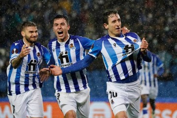 西甲焦点战:巴萨主场争冠碾压,皇家社会客场防反争席